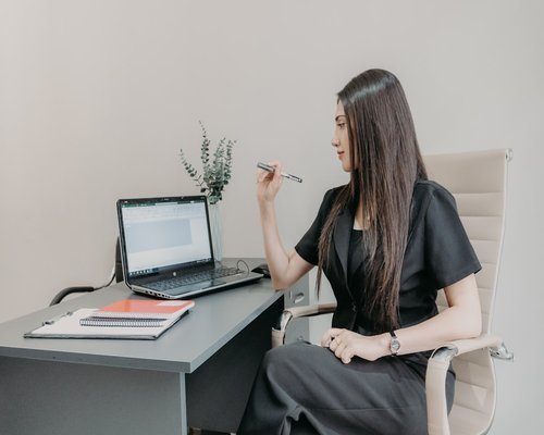 Office worker practicing healthy daily visual habits at desk