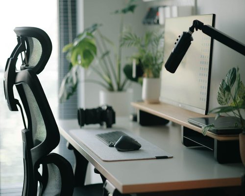 Ergonomic office setup for visual comfort in modern workspace